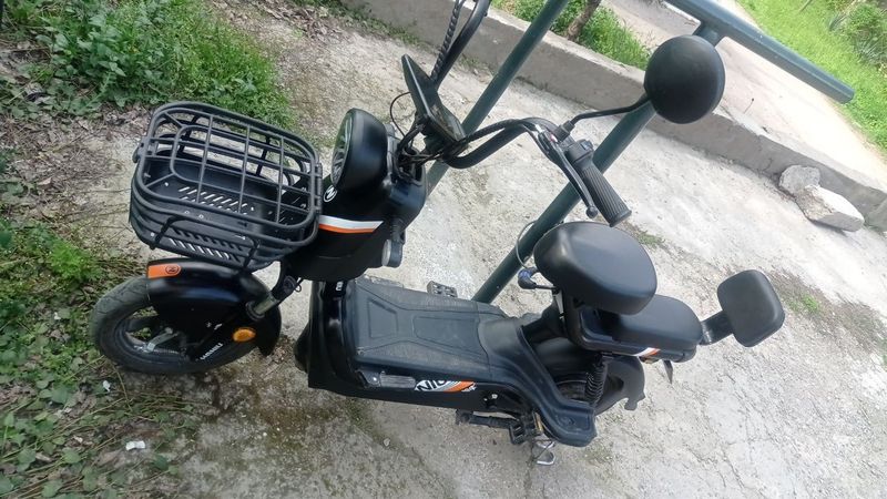 Srochno elektroskuter sotiladi.narxi 250$ Srochno elektroskuter sotiladi.narxi 250$