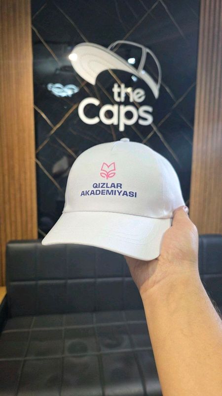 erkak va ayollar uchun kepkalar.