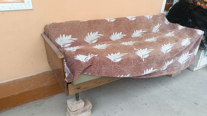 Krovat va divan boʻledigan sotiladi xolati yaxshi Krovat va divan boʻledigan sotiladi xolati yaxshi