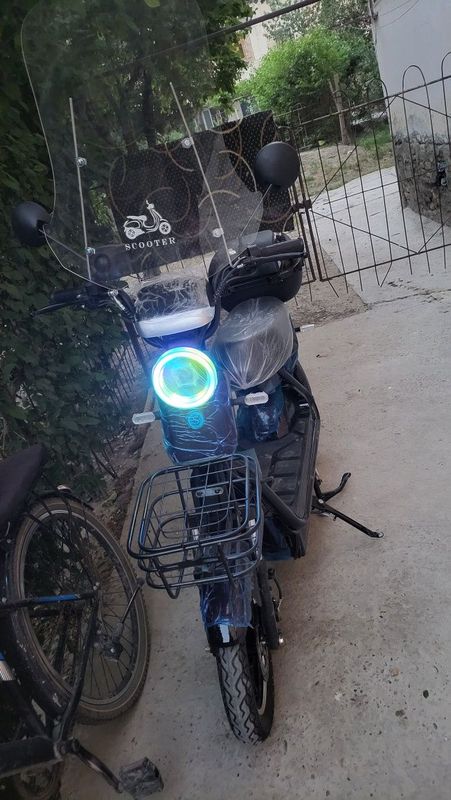 Elektron skuter sotiladi .Yoki ayorboshlash benzinli skuterga . Elektron skuter sotiladi .Yoki ayorboshlash benzinli skuterga .