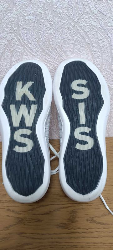 Кроссовки бренд KSwiss женские новые размер 37 Кроссовки бренд KSwiss женские новые размер 37