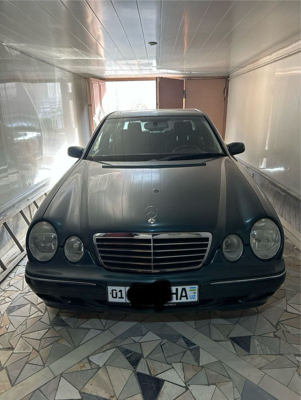 Mercedes Benz E240