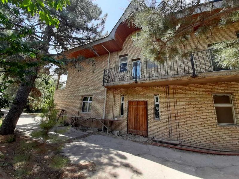Продаётся участок с домом, хозпостройками и сосновым садом в г.Ташкент