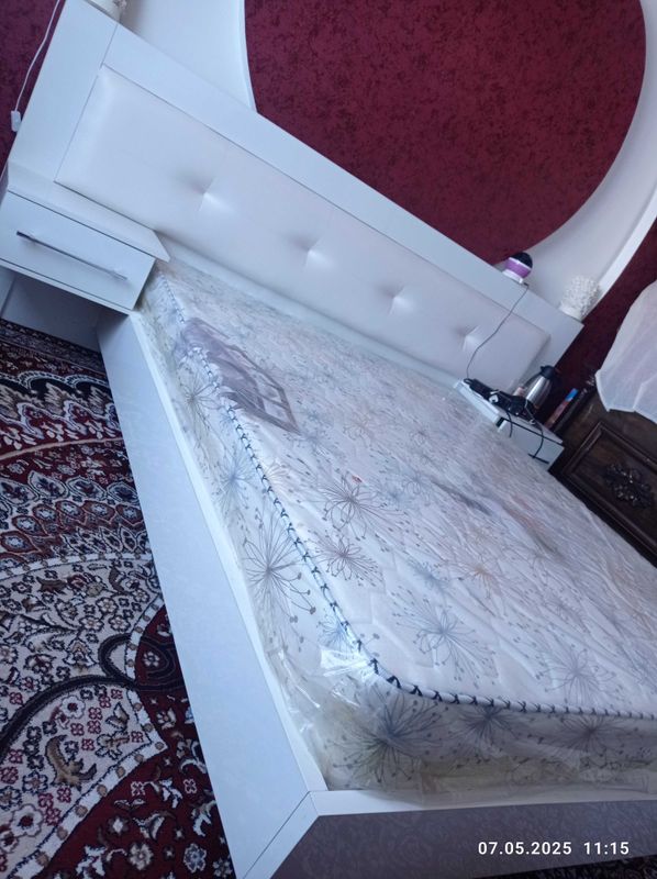 Holati yangidek no2kishilik divan sotiladi, toza yaltiroq akriliv mato Holati yangidek no2kishilik divan sotiladi, toza yaltiroq akriliv mato