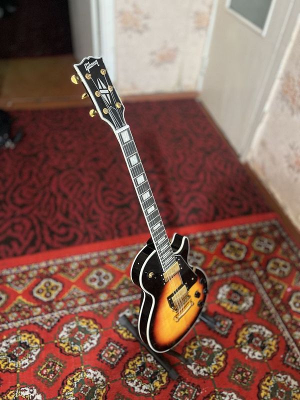 Guitar Gipson. Guitar Gipson.