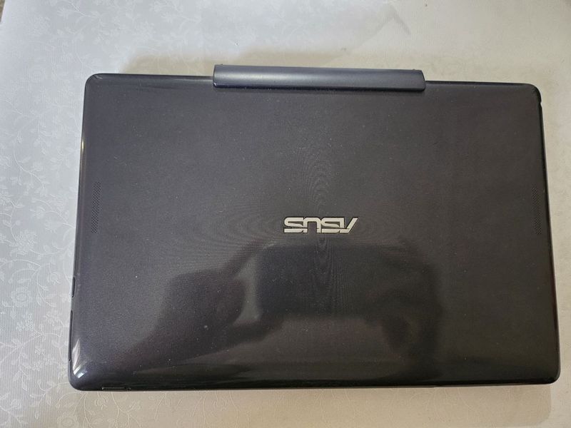 Нэтбук трансформер Asus в рабочем состоянии Нэтбук трансформер Asus в рабочем состоянии