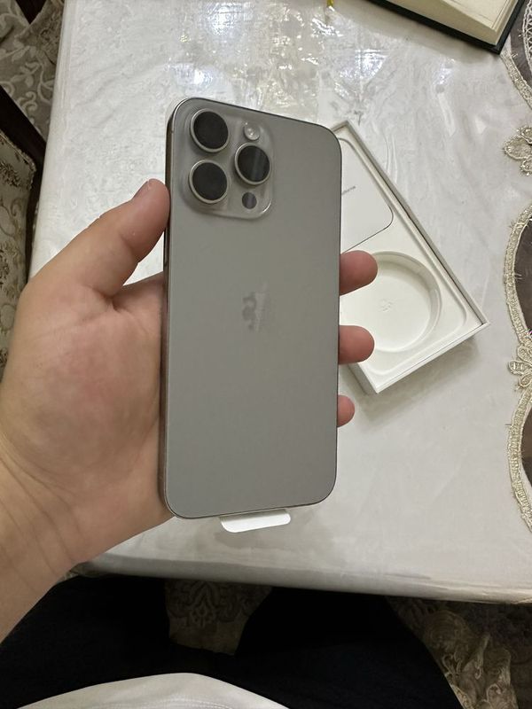 15 Pro Max 256gb natural titanium. .