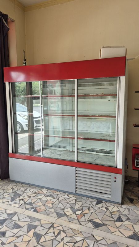 Xaladennik vitrina sotiladi xolati yaxwi iwlab turgan xaladennik soni Xaladennik vitrina sotiladi xolati yaxwi iwlab turgan xaladennik soni