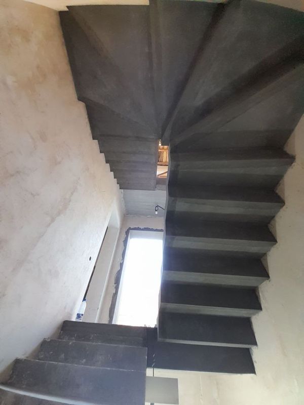 Zinani tagini suvash hizmat suvoq ishlari Zinani tagini suvash hizmat suvoq ishlari