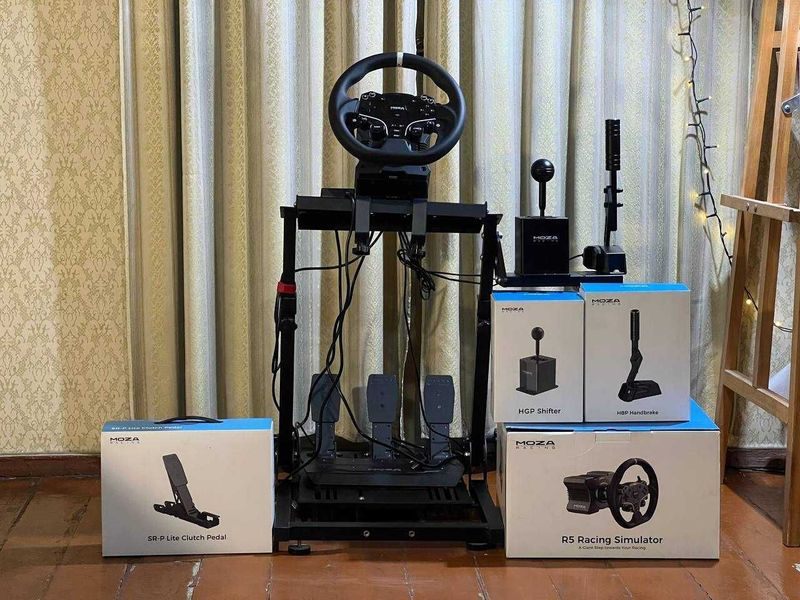 MOZA R5 Bundle + Shifter, HandBrake, Clutch Pedal. MOZA R5 Bundle + Shifter, HandBrake, Clutch Pedal.