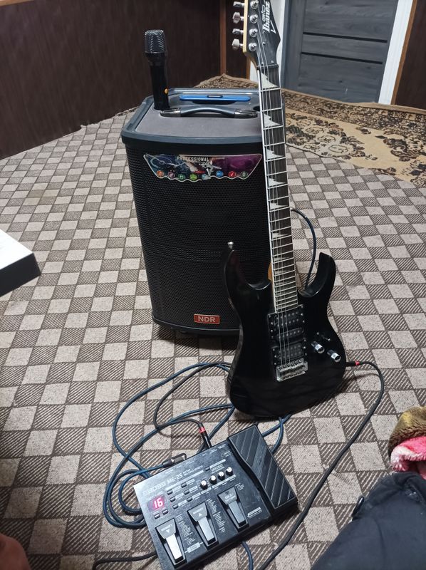Elektroni gitara Ibanez sotiladi pedalnigi boss Elektroni gitara Ibanez sotiladi pedalnigi boss