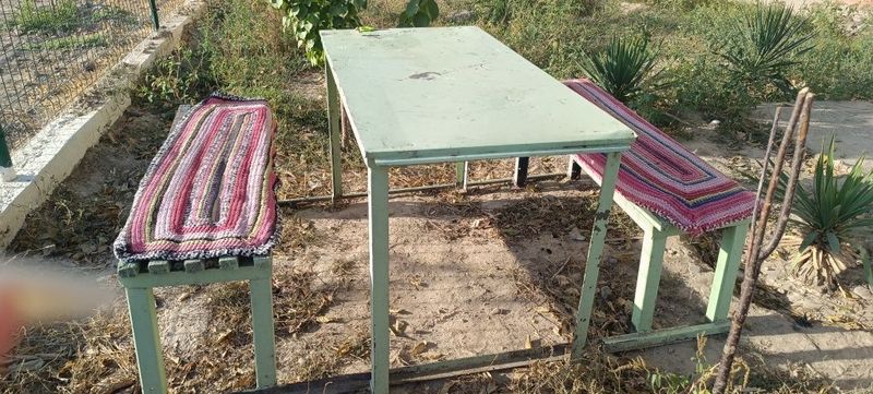 Продаю стол железный со скамейками металическими