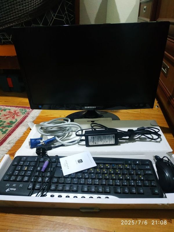 Samsung 22 клавиатура Genius + мышь ,блок питания от монитора VGA шнур Samsung 22 клавиатура Genius + мышь ,блок питания от монитора VGA шнур