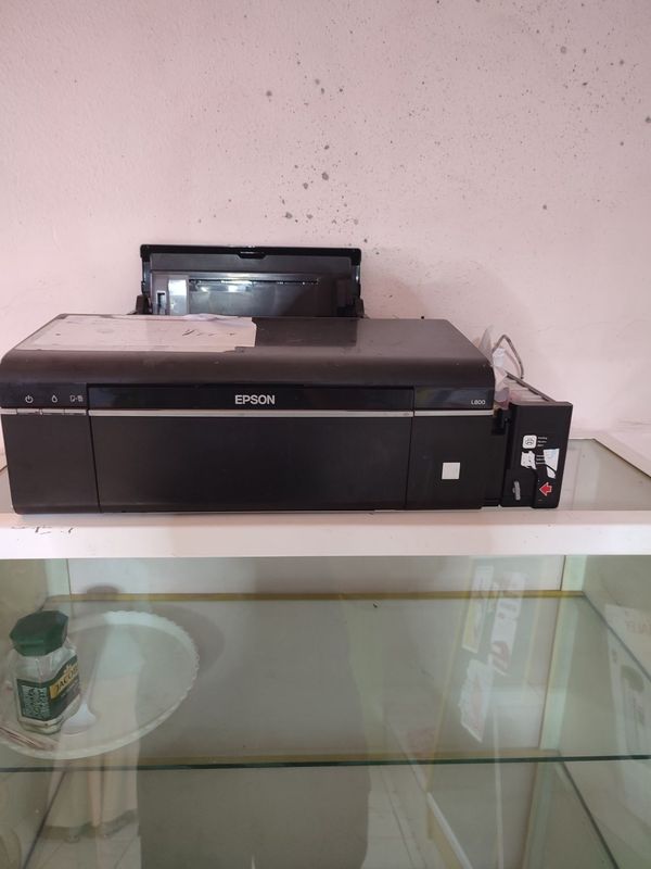Epson L800 принтер под запчасть Epson L800 принтер под запчасть