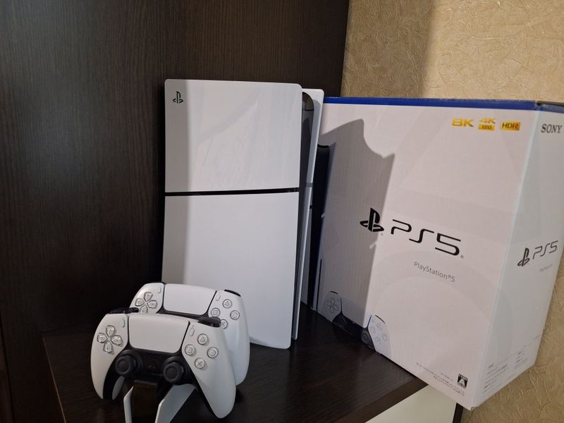 Продам Playstation 5, 2 джостика и зарядная станция.