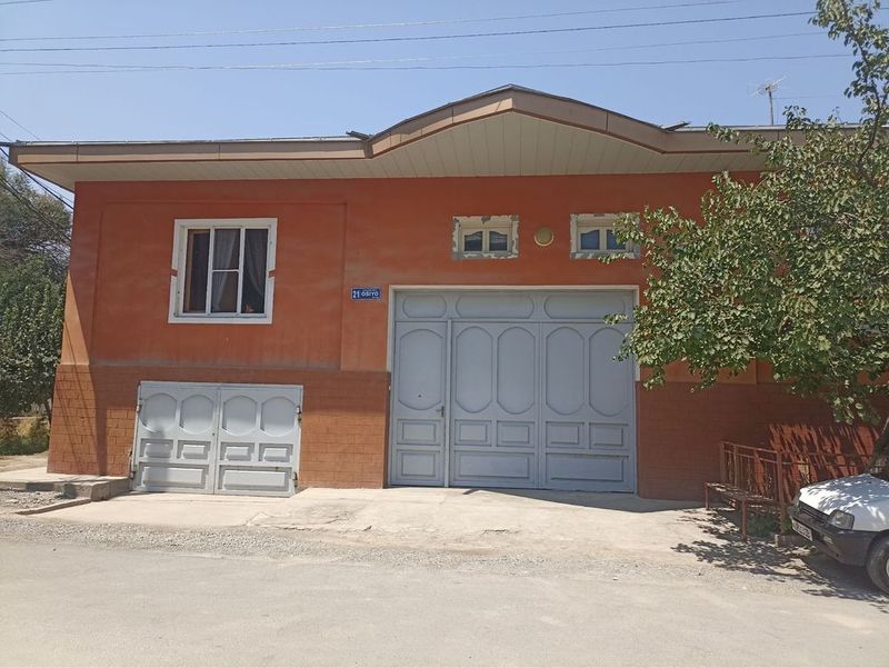 Hovli uy sotiladi