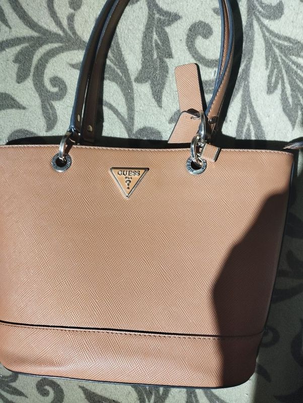 Продам женскую сумку GUESS