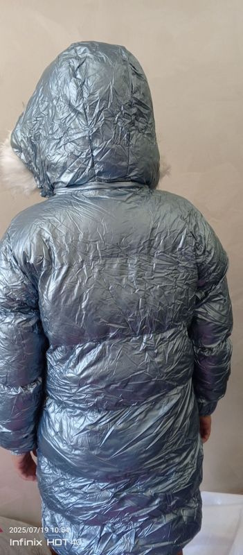 Kurtka 1 marta kiyilgan yengidey turibdi