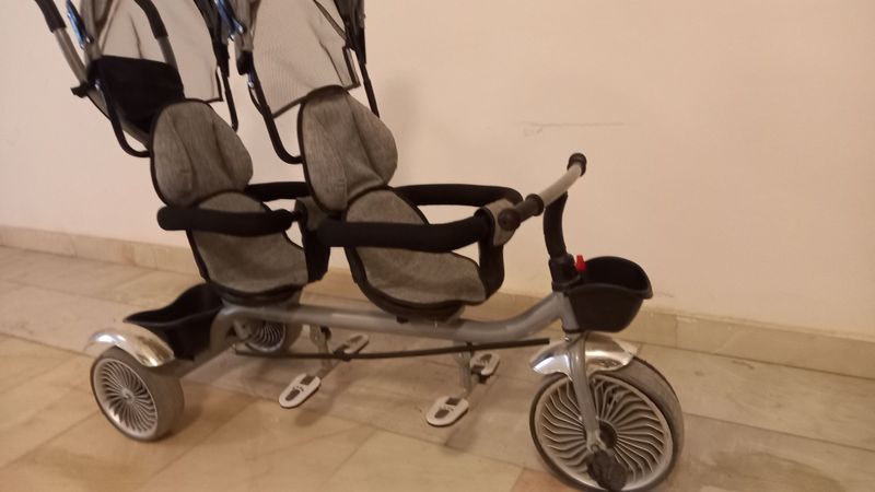Egizaklar uchun kolyaska Egizaklar uchun kolyaska