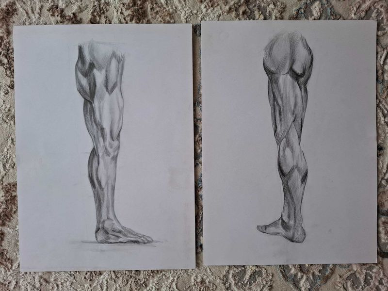 Продаётся нарисованная от руки человеческая нога.