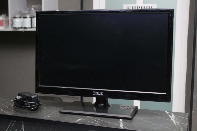 19 Zeus Led Monitor Vga+Blok pitenie komplekt 19 Zeus Led Monitor Vga+Blok pitenie komplekt