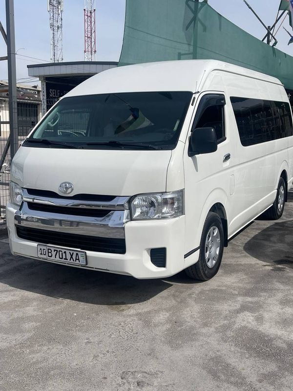 Toyota Hiace mikroavtobus sotiladi