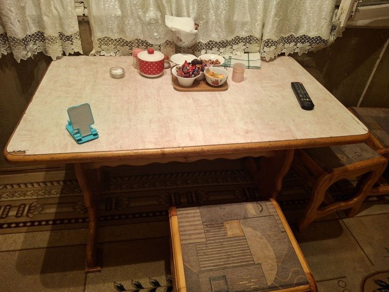 Кухонный стол продается Кухонный стол продается