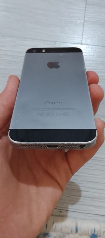 iPhone 5S былушный аккумулятор оригинальный продам на запчасти сам экр