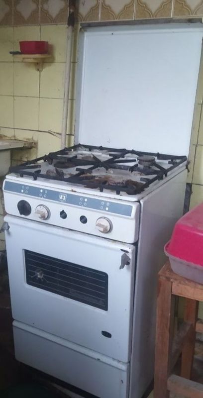 Газовпя плита б/у Газовпя плита б/у