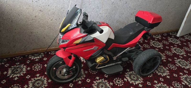 Детский мотоцикл размери катта 10 йошгача болаларга булади 100кг кут Детский мотоцикл размери катта 10 йошгача болаларга булади 100кг кут