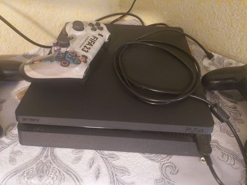 Playstation 4 slim 600 gb Playstation 4 slim 600 gb