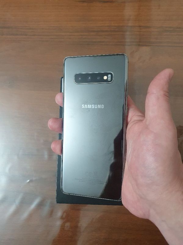 Srochna Sotiladi Samsung Galaxy S10 Plus Black Flagman 8/512Gb Vietnam