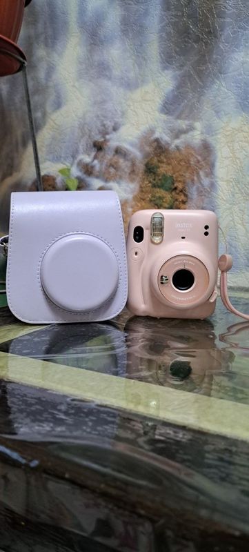 Instax mini 11 - Фотоаппарат моментальной печати (Читайте описание)