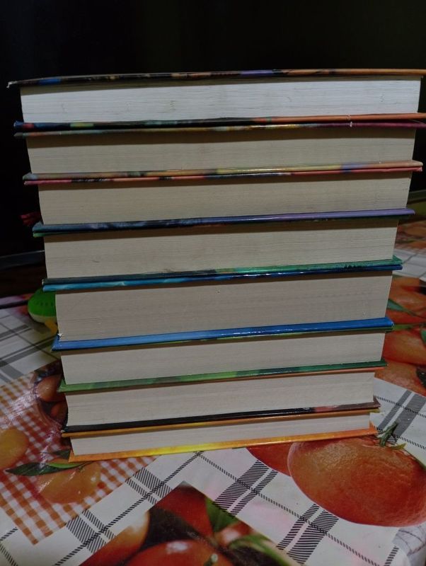 продаю книги Гарри Поттера восемь частей