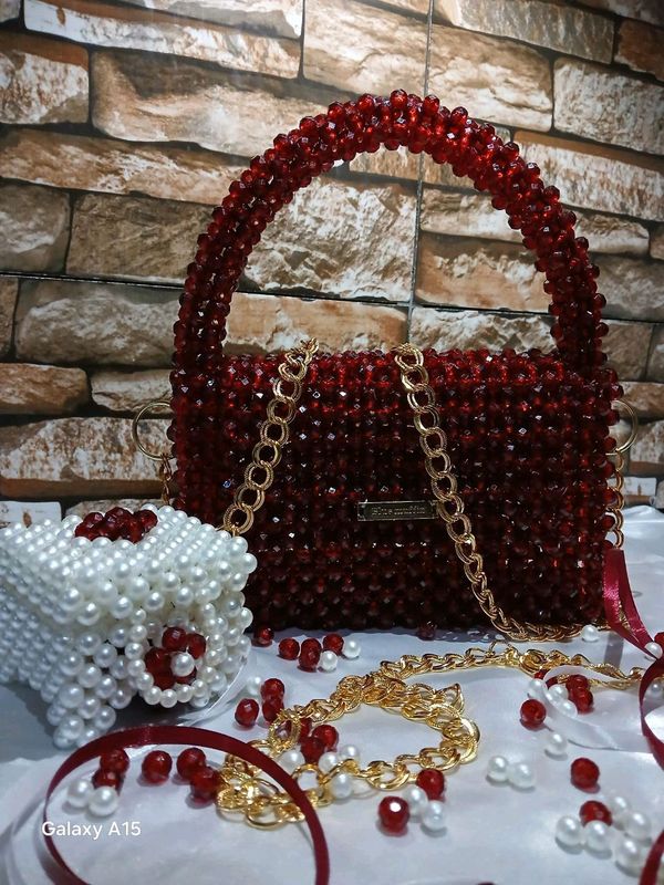 "Ruby Glam" – qizil tosh va joziba uyg‘unligi. "Ruby Glam" – qizil tosh va joziba uyg‘unligi.