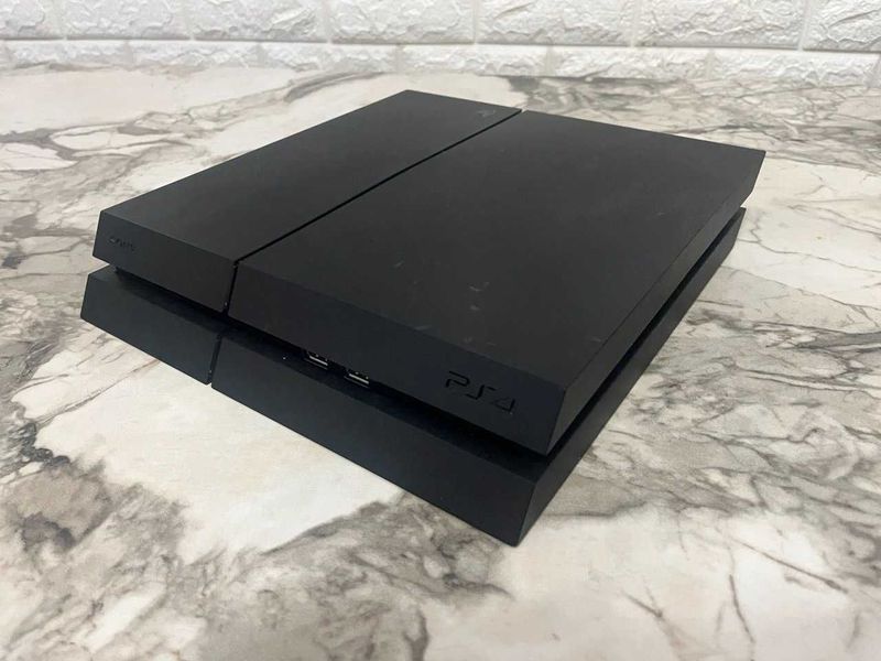 Ps4 500gb продается, 2 джойстика, + 7 игры на дисках Ps4 500gb продается, 2 джойстика, + 7 игры на дисках