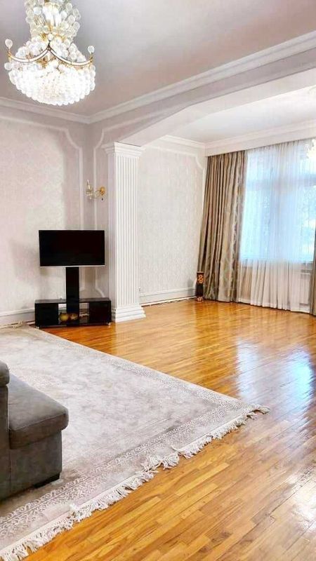 Сдается в аренду 3 комнатная квартира 137 м.кв метро Ойбек