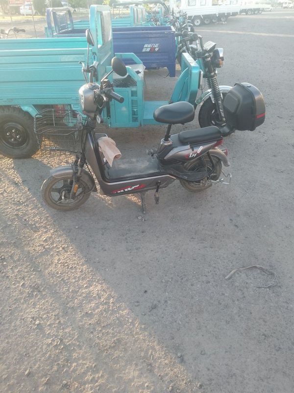 Elektron moto olib haydaysiz yaqinda olingan Elektron moto olib haydaysiz yaqinda olingan
