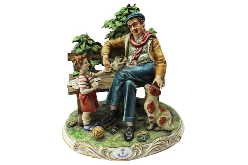 Статуэтка из фарфора Дедушка с внуком Capodimonte Италия Статуэтка из фарфора Дедушка с внуком Capodimonte Италия