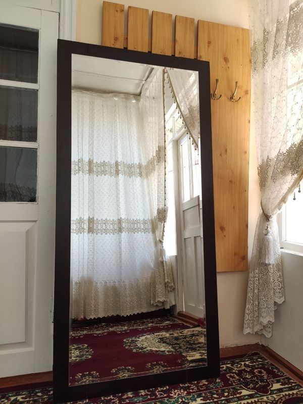 Oyna sotiladi. Зеркало продаётся. Oyna sotiladi. Зеркало продаётся.