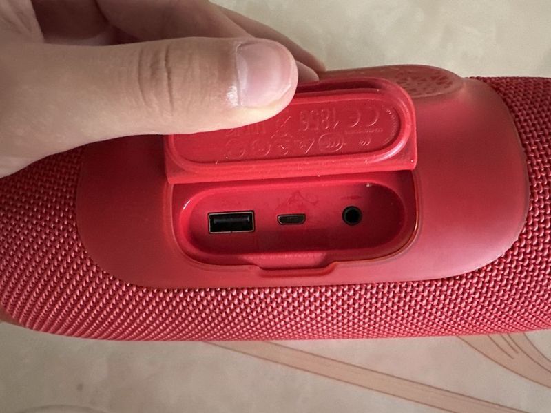 Колонка jbl Charge 3 в отличном качестве зарядка в подарок. Колонка jbl Charge 3 в отличном качестве зарядка в подарок.