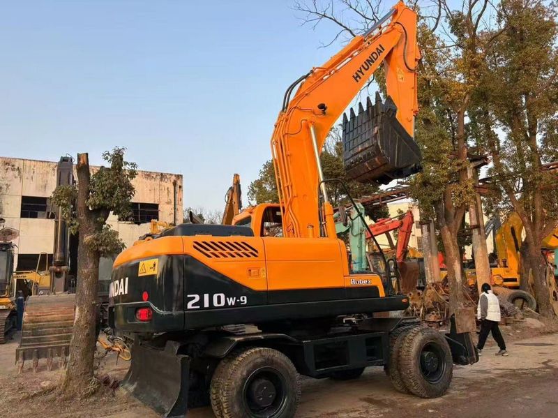 Экскаватор Hyundai 210w-9 колесный 2023 йил. 10% олдиндан тулов. Экскаватор Hyundai 210w-9 колесный 2023 йил. 10% олдиндан тулов.