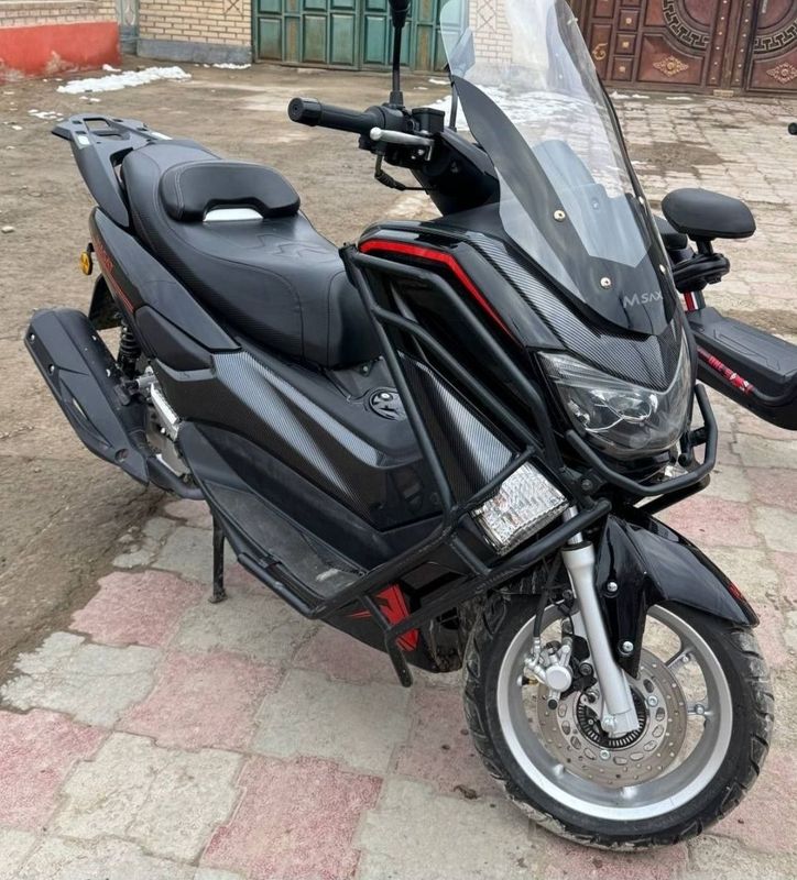 Скутер с макс 150сс Скутер с макс 150сс