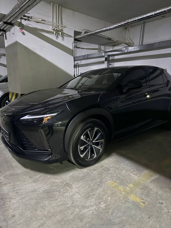Lexus rz 450e 2023 новая