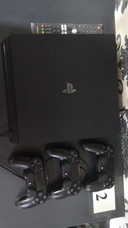 Playstation 4 с игрой Playstation 4 с игрой