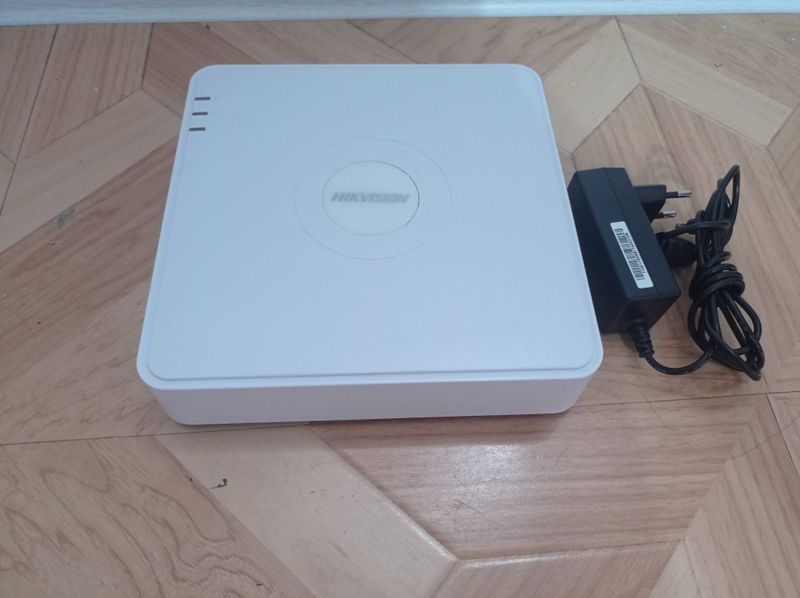 Продаю NVR hikvision 4 канальный Продаю NVR hikvision 4 канальный