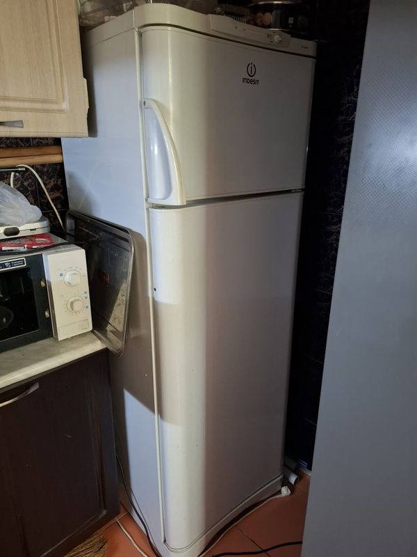 Продаётся холодильник б/у Indesit Продаётся холодильник б/у Indesit