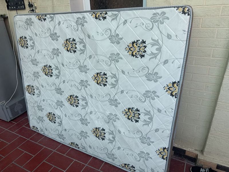 Matras 2*1.60 1 yil bo’gan olinganiga purjinalari yaxshi zo’r turibti. Matras 2*1.60 1 yil bo’gan olinganiga purjinalari yaxshi zo’r turibti.