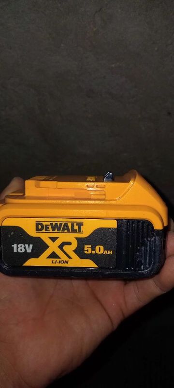 Dewalt akumlyator original kop ishlatilmagan bu 300 ming som