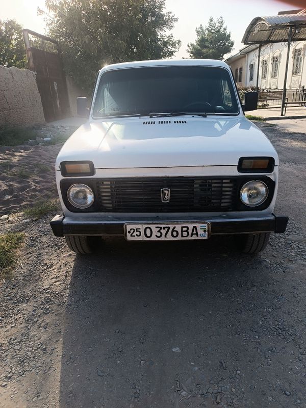 Нива 2121 сотилади
